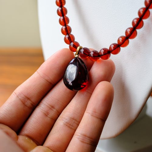Vòng Cổ Hổ Phách Nga Đỏ Huyết Hạt Tròn 8 ly tại Phong thủy An Phú